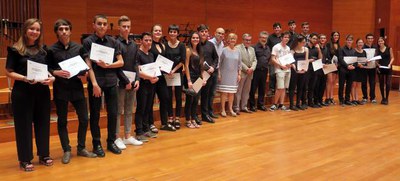 Foto de família dels llicenciats un cop recollit el seu diploma acreditatiu.