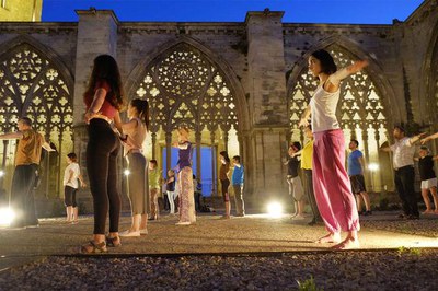 Contemplar la lluna plena des del Claustre, una proposta molt atractiva.