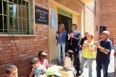 Una placa a l'entrada de l'escola recordarà l'efemèride.