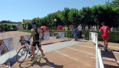 Moment de la transició de les bicicletes a la cursa a peu.