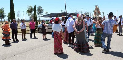 El cant de la salve rociera ha acompanyat la romeria fins a la Serra Llarga.