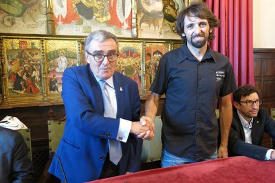 L’alcalde de Lleida, Àngel Ros, i el president del Club Esportiu Speed Republik i director de la Volta, Sergi Escobar, han signat aquest dimarts el c….