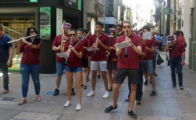 La Ilerband ha fet la seva actuació de forma itinerant, tot passejant pel carrer Major.