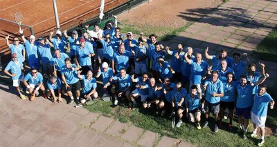 Foto dels participants en el torneig de tennis solidari.