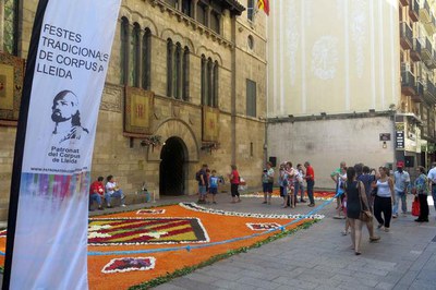 Més de dues tones de serradures s'han utilitzat en la confecció de 14 catifes.