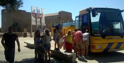 Molts dels visitants del Centre d'Interpretació de l'Orde del Temple accedeixen amb el bus turístic.