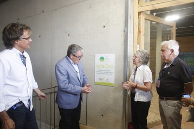 La família de Joan Oró, amb la seva filla Elena Oró i el seu nebot Francesc Oró, en la descoberta de la placa de l'espai dedicat al científic..