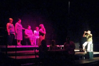 Estrena de l'obra “2 pedres", del taller de creativitat per a cuidadors i cuidadores no professionals de persones en situació de dependència.