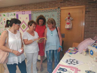 La regidora de Polítiques per al Civisme i la Igualtat, Sara Mestres, ha compartit amb les dones del barri aquesta efemèride.