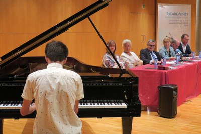 Interpretació musical de l'alumne Adrià Ibáñez a l'acte de presentació del primer concurs internacional de piano per a joves talents fins a 17 any.