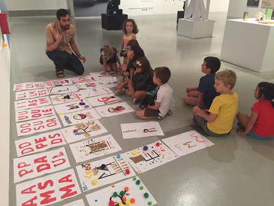 Tot plegat amb l’ajuda de grans lletres de fusta que, posteriorment, els nens han estampat i decorat tot entenent i creant la seva pròpia tipografia ….