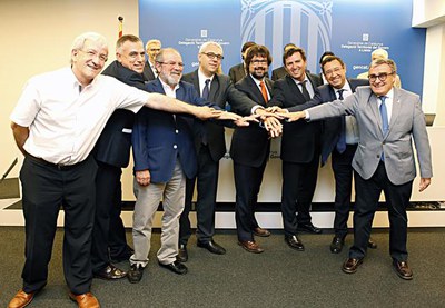 En el marc de la Taula Estratègica de l’aeroport de Lleida-Alguaire s’han signat els convenis amb Vueling i l’Aeroclub Barcelona-Sabadell per entrena….