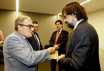 L'alcalde Ros conversant amb Ricard Font després de la Taula Estratègica de l'Aeroport de Lleida-Alguaire i de l'acord signat amb Vueling i l'Aeroclu….