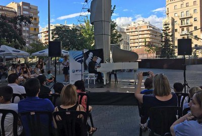"Vine a tocar el piano a la plaça de Ricard Viñes!”, aquesta tarda, en el marc del 1st Ricard Viñes Piano Kids and Youth.