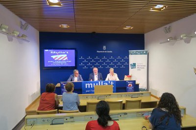 El paer en cap, Àngel Ros, juntament amb el president de la Diputació de Lleida, Joan Reñé, i la vicepresidenta de la Fundació d’Esclerosi Múltiple (….