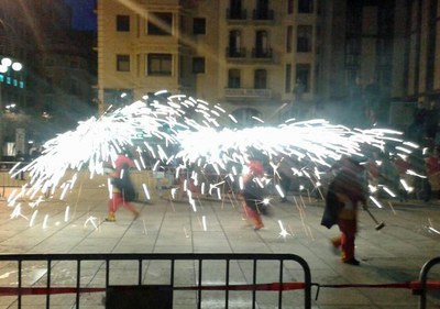 L'actuació pirotècnica dels Diables de Lleida ha tancat la 1a Mostra Jove, organitzada pel Departament de Joventut de la Paeria.