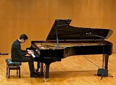 Un dels participants en les proves d'avui divendres, corresponents a la III categoria, del Concurs Internacional de Piano per a Joves Talents fins a ….