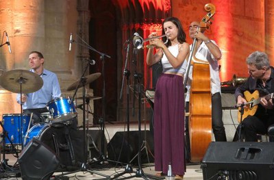 Unes 600 persones han assistit al concert d'Andrea Motis, al Seu Vella Music Festival.