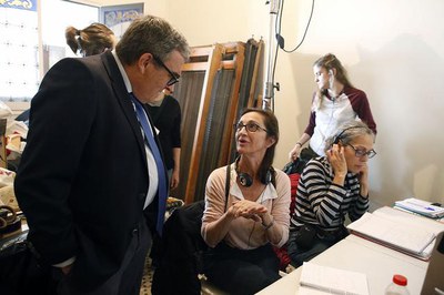 L'alcalde, Àngel Ros, saluda la directora Sílvia Munt, en el rodatge de "Vida Privada"..