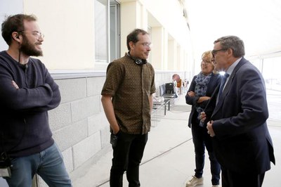 L'alcalde i la directora del Magical saluden a l'equip de la producció "Amics per sempre", realitzada al Magical..