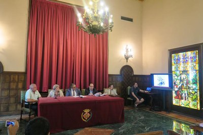 Els nebots de Jové Calvera han formalitzat la donació del fons fotogràfic al Museu Morera en una signatura oficial al Saló del Retaule..