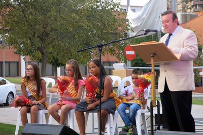 El pregoner, amb les pubilles i l'hereu de la Mariola del 2017.