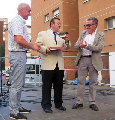 L'alcalde amb el pregoner de les festes, Cosme García, i el president veïnal, Víctor Ruiz.