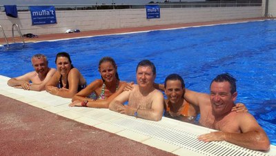 Els regidors, els primers a llançar-se a l'aigua.