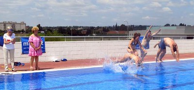 Un bany a les piscines del Secà de Sant Pere.