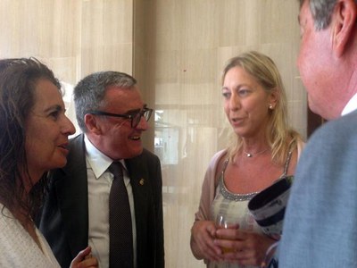 El paer en cap conversant amb la consellera Neus Munté.