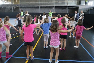 130 monitors i monitores treballen amb els prop de 3.000 nens i nenes i adolescents que participen aquest estiu en els programes educatius i d’oci de….