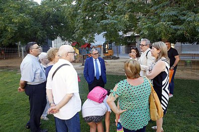 Imatges de l'explicació dels treballs que es realitzaran a la plaça de l'Escorxador als veïns i veïnes del barri..
