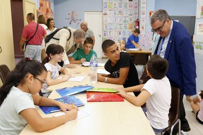 El paer en cap ha compartit una estona de joc amb els nens i nenes.