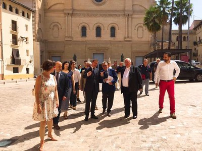 Els alcaldes de Lleida i Xàtiva saluden l'abat d'aquesta ciutat , José Canet..