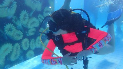 Quim Abadia, fotògraf subaquàtic i instructor de busseig, converteix la piscina del barri en una galeria d’art única i singular.