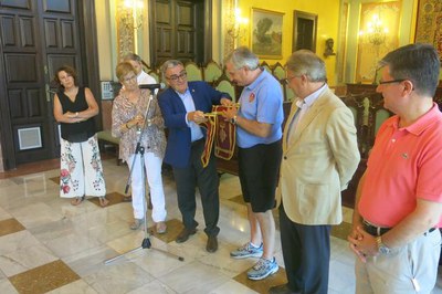 L’alcalde ha lliurat als Mercedarios CF el banderí amb l'escut de la ciutat de Lleida que portaran a Suècia.