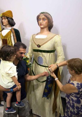 Alguns infants han col·laborat a col·locar els fanalets.