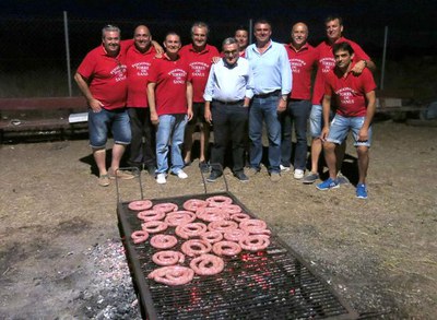 L'alcalde ha saludat als voluntaris que han col·laborat en la festa.