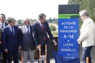 El ministre de Foment, Íñigo de la Serna, ha presidit aquest dilluns la posada en servei del tram de 6 quilòmetres entre Lleida i Rosselló de l'autov….