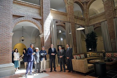 Està format per dues edificacions: l’església, convertida en el restaurant principal, i el complex residencial, organitzat al voltant del claustre ce….