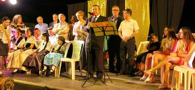 El mantenidor i el pregoner, amb la presidenta del barri, Carme Guerrero, i els regidors de la Paeria.
