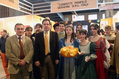 El conseller i l'alcalde amb alguns dels participants a la Fira.