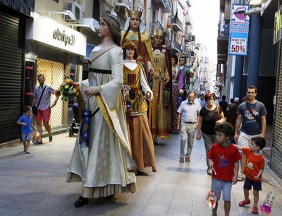 Els gegants de la ciutat, al capdavant, obrien pas a la romeria.