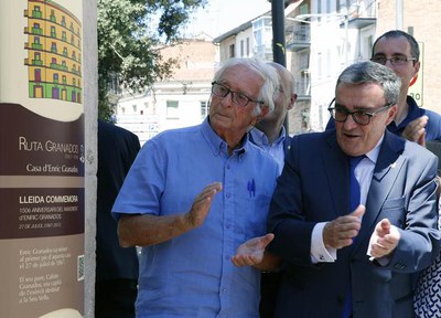 Descoberta del tòtem informatiu davant de la casa on va néixer Enric Granados, amb motiu dels 150 anys del seu naixement.