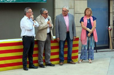 L'alcalde Ros, amb el pregoner, el president de l'AV Instituts Sant Ignasi i la regidora Sara Mestres.