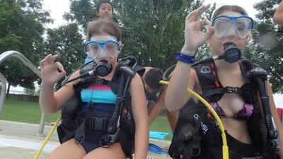 Els participants d’Esportmania a Pardinyes s’han iniciat al submarinisme amb “Artquatic”.