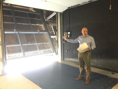 Darrere de cada espectacle hi ha un món amagat darrere de l’escenari, com és el moll de càrrega que dóna accés a l’exterior i permet, a partir d’un j….