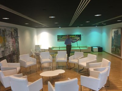 Una de les sales VIP acull l’exposició de tres quadres de pintors lleidatans com són Perico Pastor, Gregorio Iglesias i Joaquín Ureña.