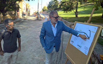 El tinent d'alcalde Fèlix Larrosa ha visitat les obres que s'han iniciat al carrer Monterrey per millorar l’accessibilitat a la Seu Vella.