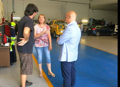 L'alcalde accidental en la visita a Taller y Grúas Labrador d'aquest migdia.